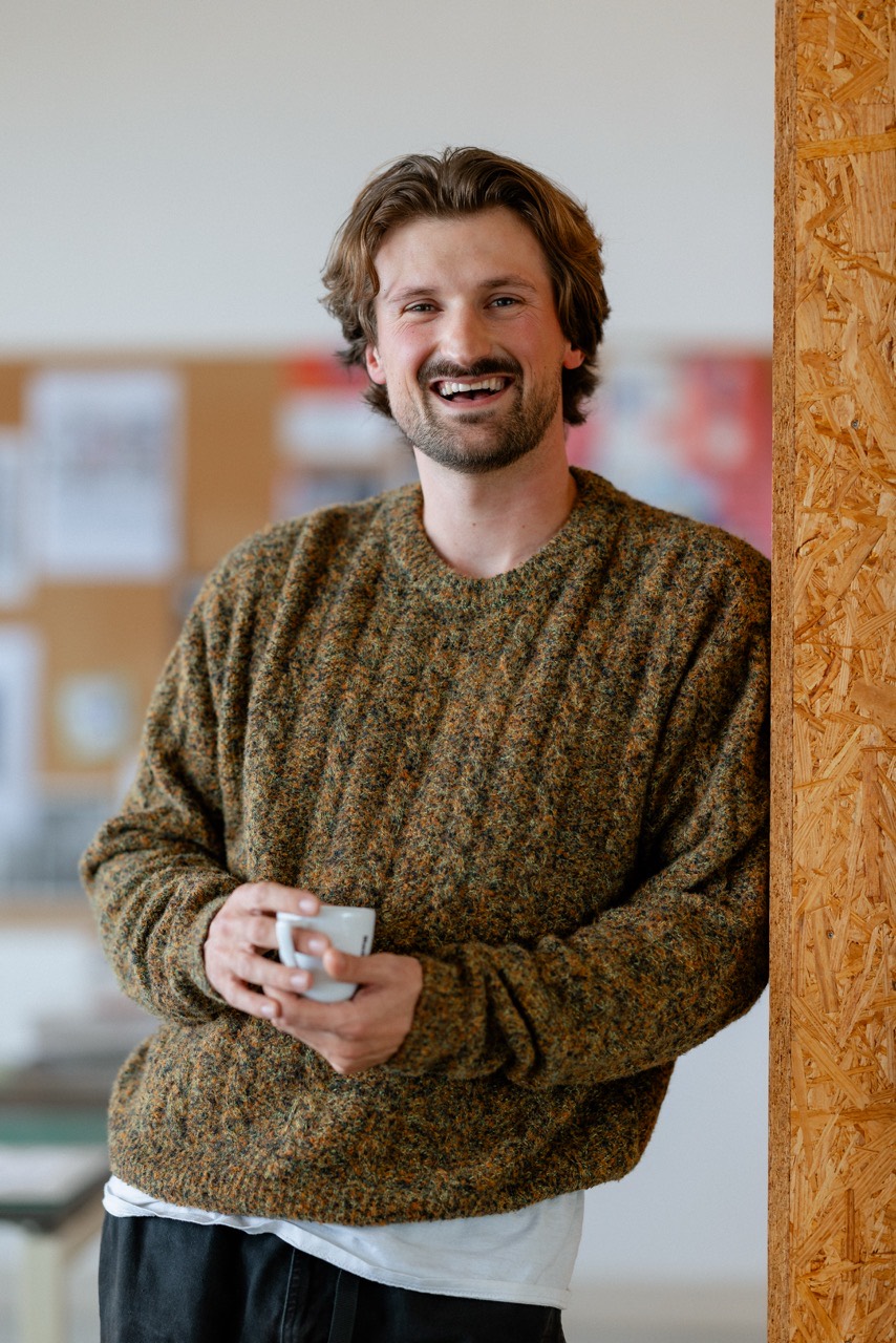 Portret van Sidney Bresser, art director en grafisch ontwerper in Rotterdam